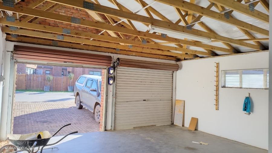 To Let 4 Bedroom Property for Rent in Wavecrest Eastern Cape
